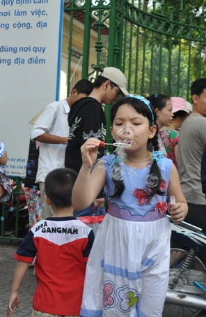 Trời nắng đẹp, người dân TP.HCM nô nức chơi lễ ảnh 6 Trời nắng đẹp, người dân TP.HCM nô nức chơi lễ ảnh 6